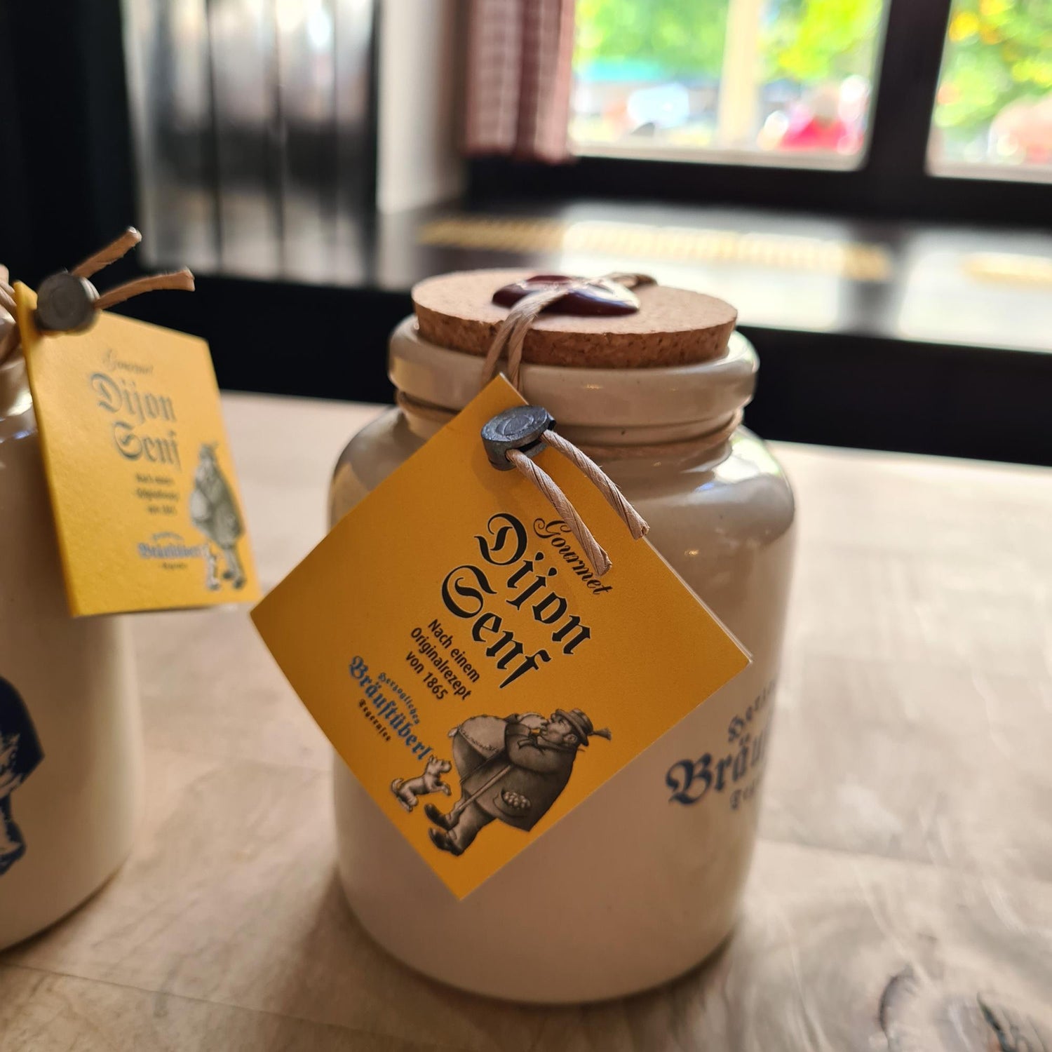 Dijon-Senf im Tonhaferl