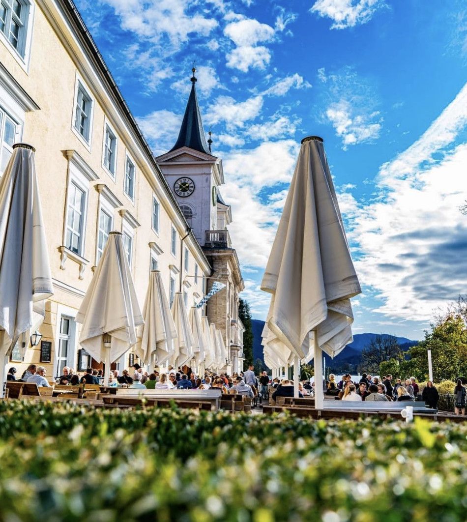 Blick auf die Sonnenterrasse der Gastwirtschaft Bräustüberl Tegernsee