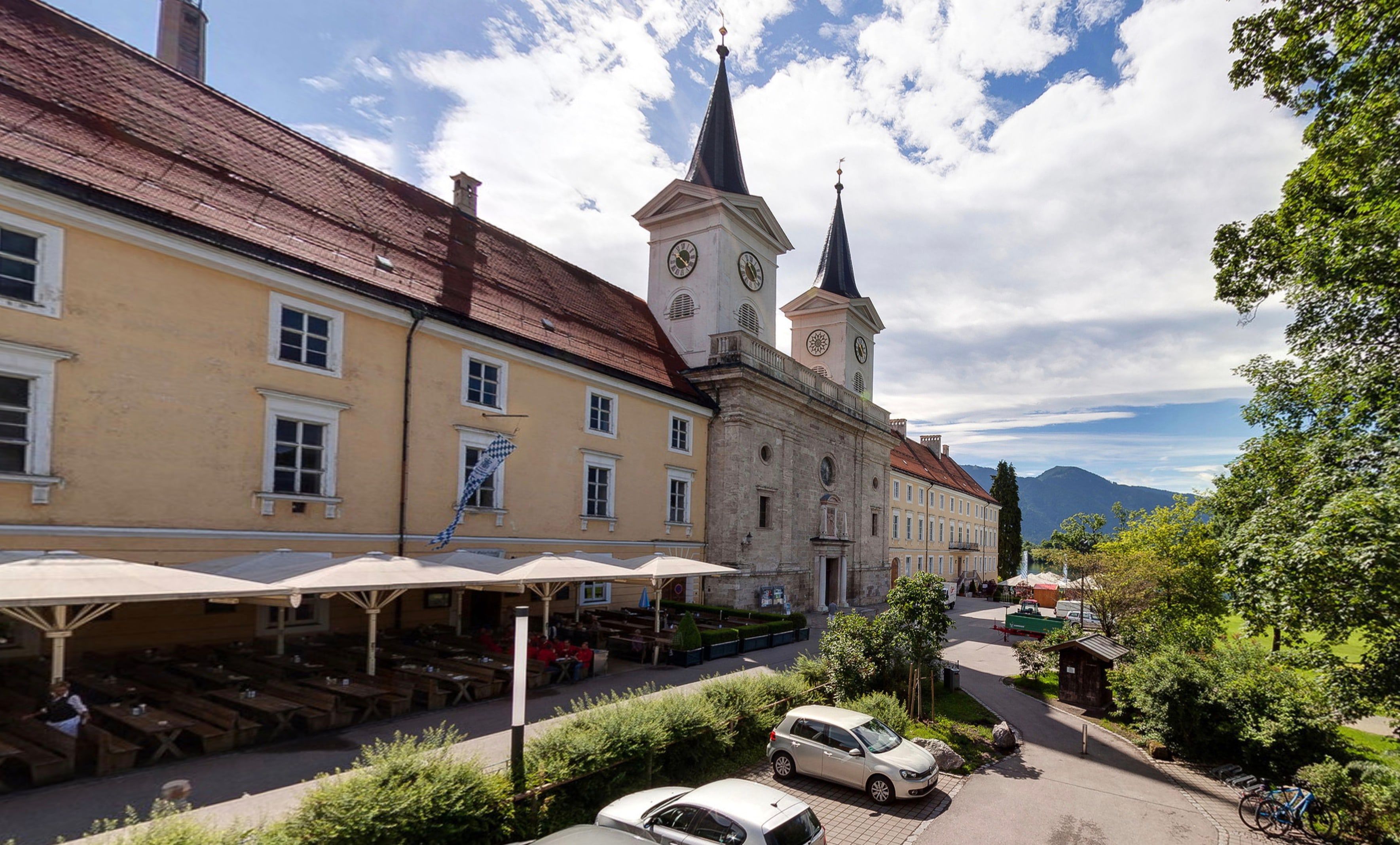 Außenansicht Bräustüberl mit Wirtsgarten und Tegernseer Schloss