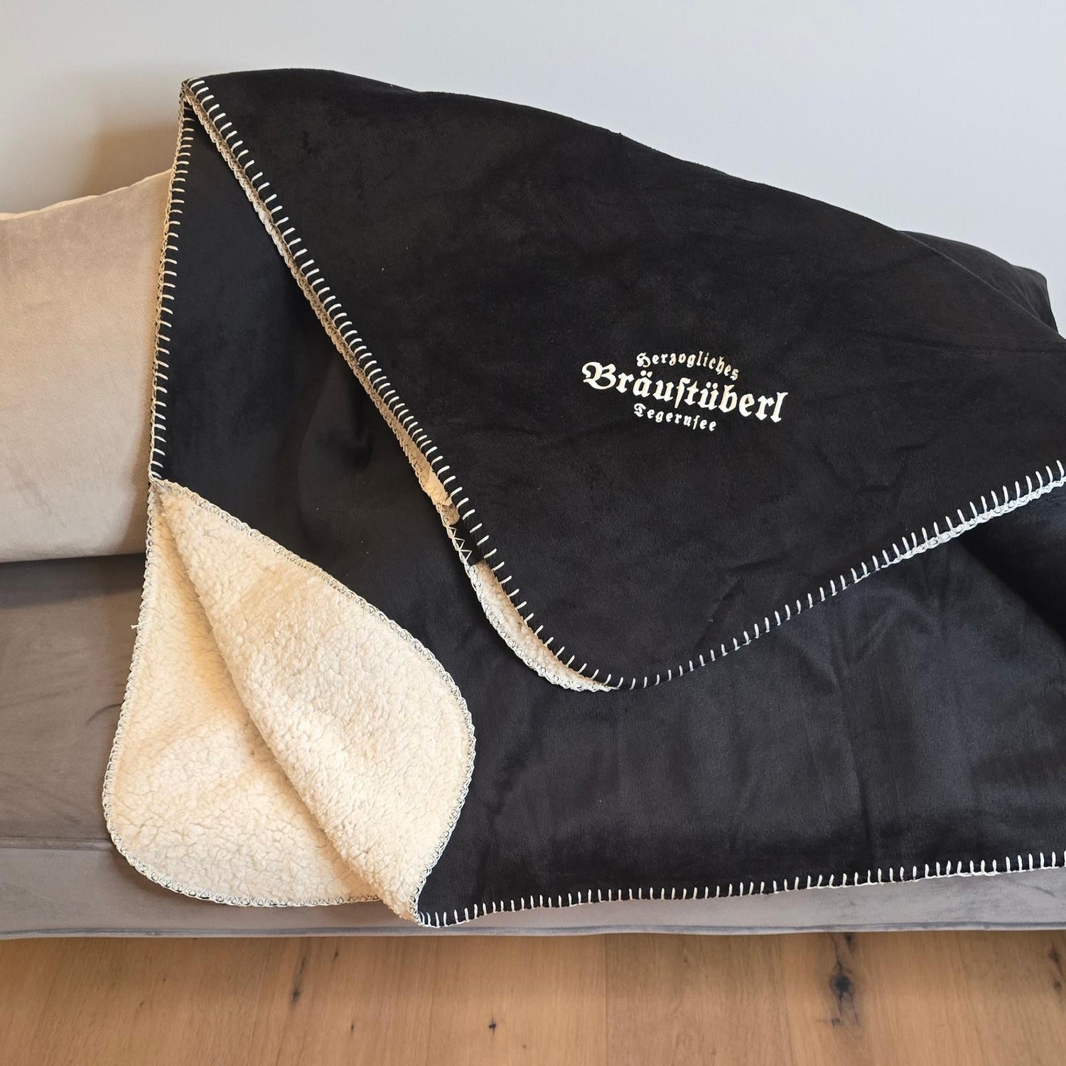 Kuscheldecke "Bräustüberl" Dunkelblau - Bräustüberl Tegernsee